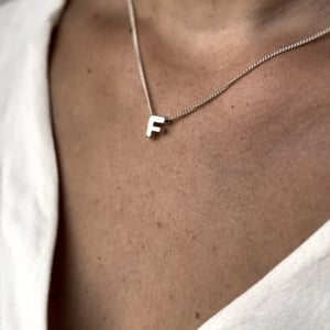Collar Letra Pasante
